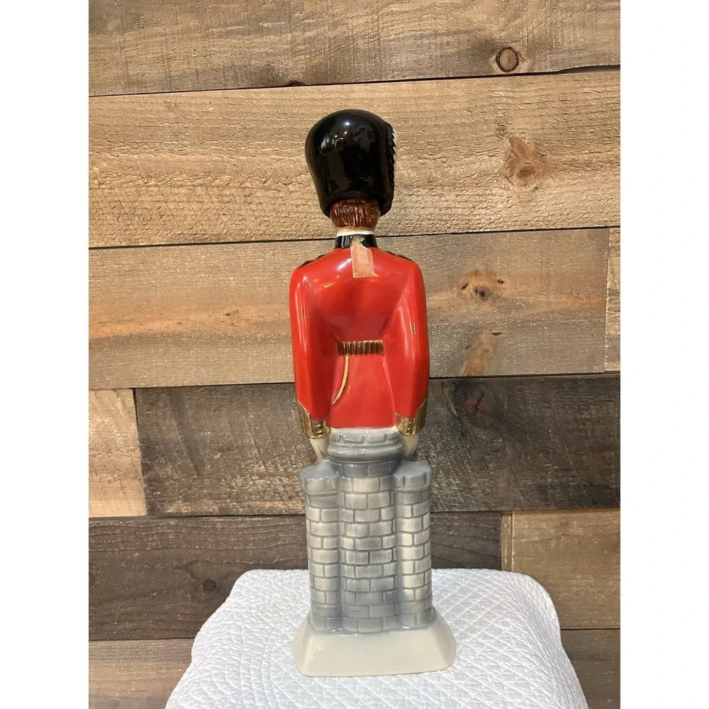 Vintage Windsor Supreme Canadian Whiskey Guard Soldier Liquor Bottle Decanter